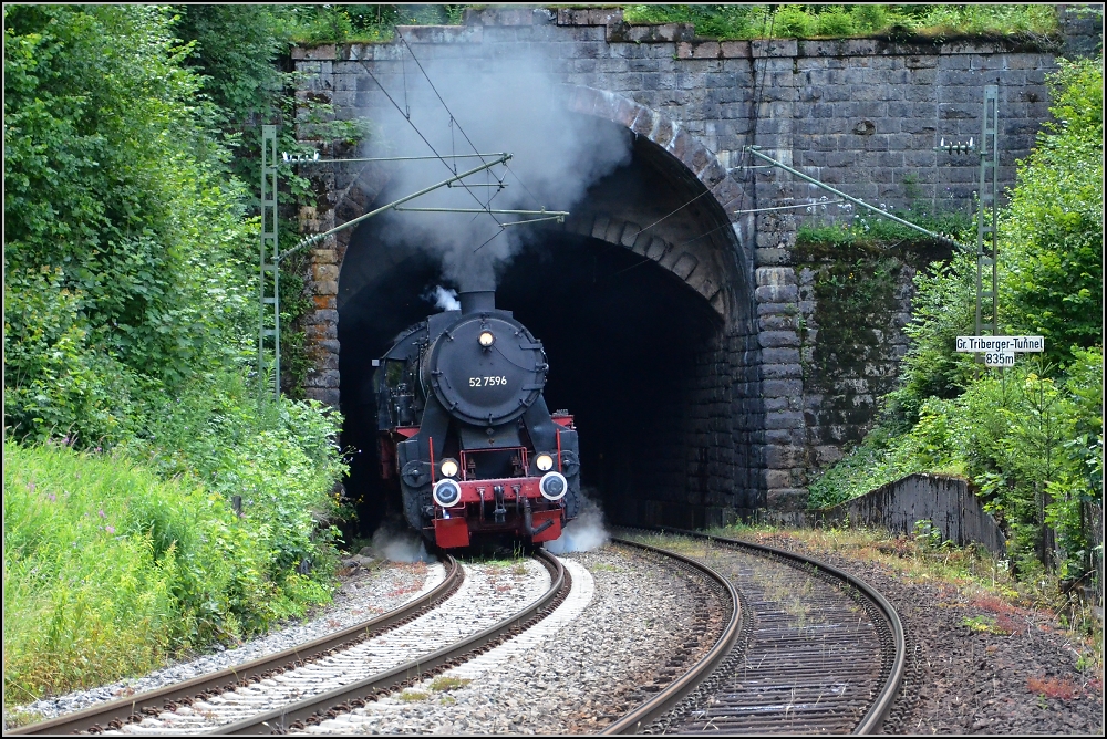 Tunnelfahrt zum Stadtjubiläum in Triberg. 52 7596 der Eisenbahnfreunde Hohenzollern verläßt den großen Triberger Tunnel. Juli 2011