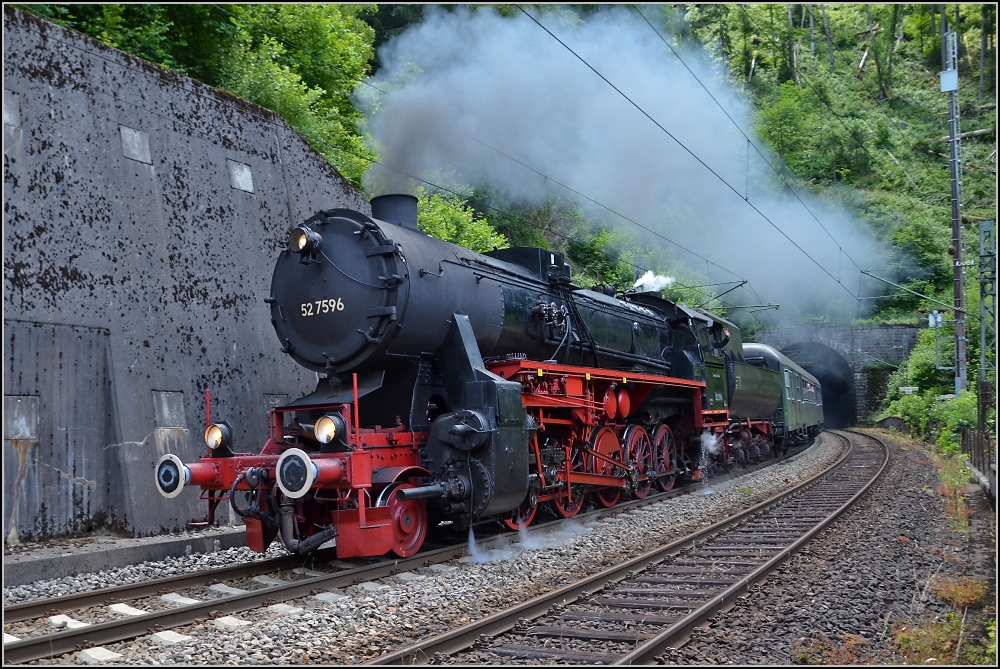 Tunnelfahrt zum Stadtjubiläum in Triberg. 52 7596 der Eisenbahnfreunde Hohenzollern verläßt den großen Triberger Tunnel. Auch wenn es so aussieht, ist das Bild nicht von Bahngelände aus entstanden, um etwaigen Fragen vorzubeugen... Juli 2011
