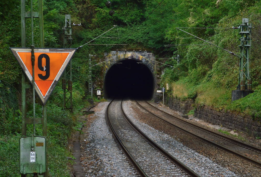 Tunnelportal des Binauer Tunnels....hier vom Bahnsteig aus gesehen. 22.September 2012