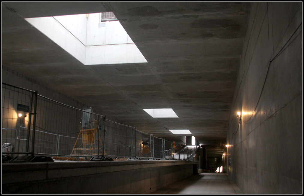 Tunnelspaziergang -

Am 20. November 2010 hatten interessierte Bürger die Gelegenheit einen Spaziergang durch den rohbaufertigen Stadtbahntunnel in Stuttgart-Zuffenhausen zu machen. Hier ein Blick in die zukünftige Haltestelle Kirchtalstraße. 

20.11.2010 (M)