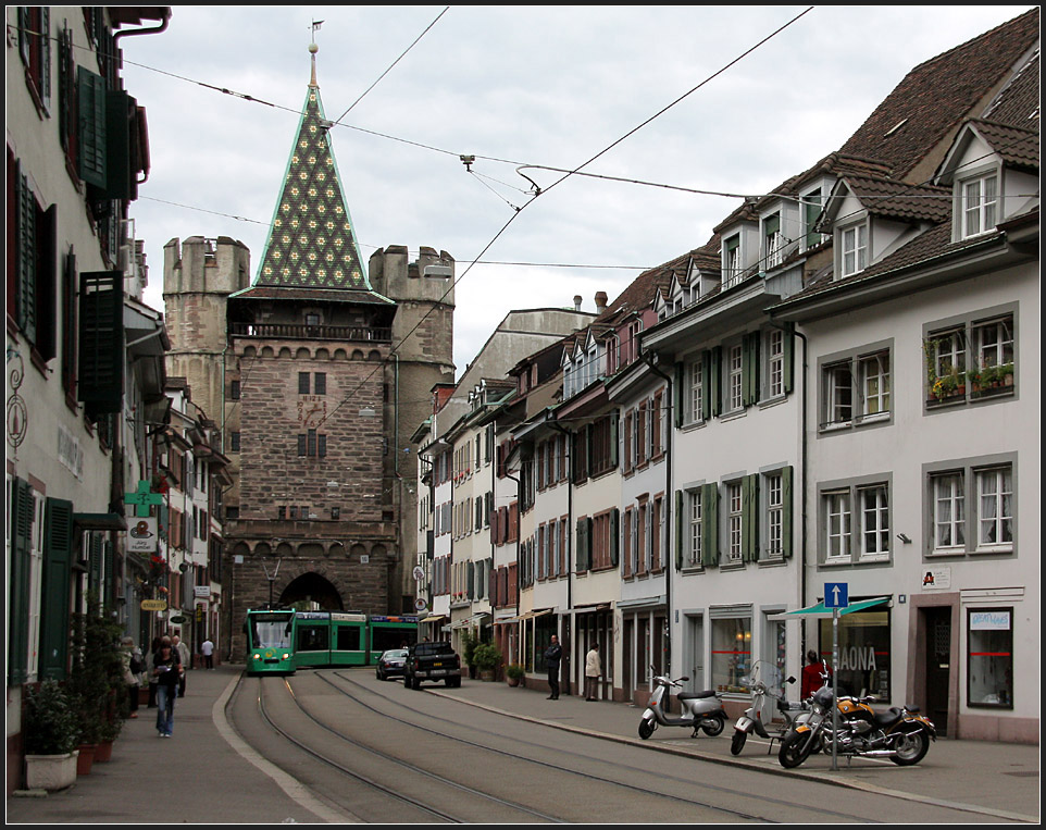 Turm und Tram - 

Zwischen den Häusern und vor dem Spaltentor wirkt das Combino-Tram fast wie eine Spielzeugbahn. 

29.08.2010 (Ma)