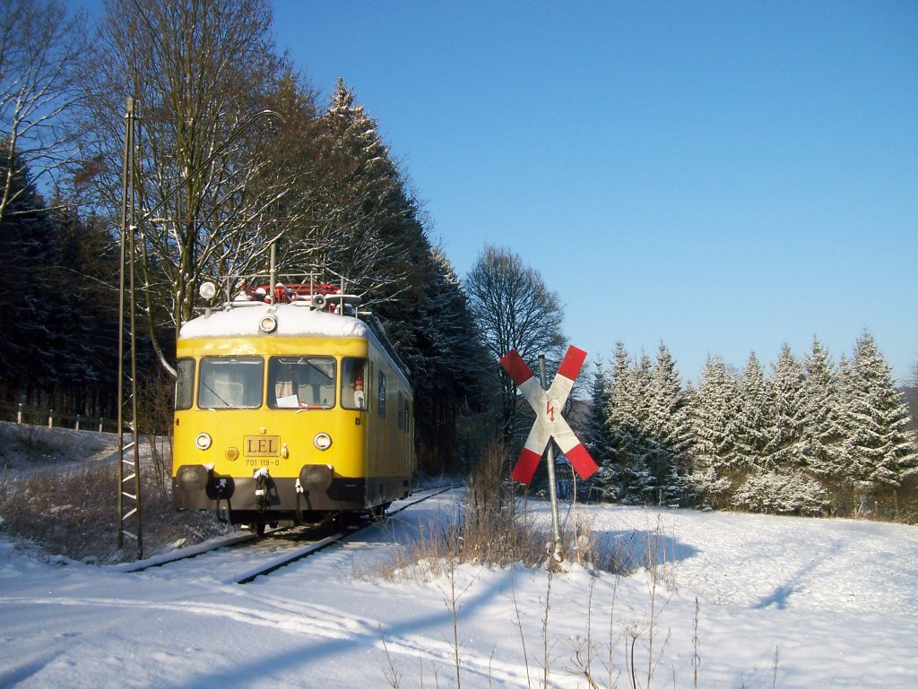 Turmtriebwagen (701 119-0) der Landeseisenbahn Lippe, am  19. Dezember 2009 auf der Extertalbahn bei Ullenhausen