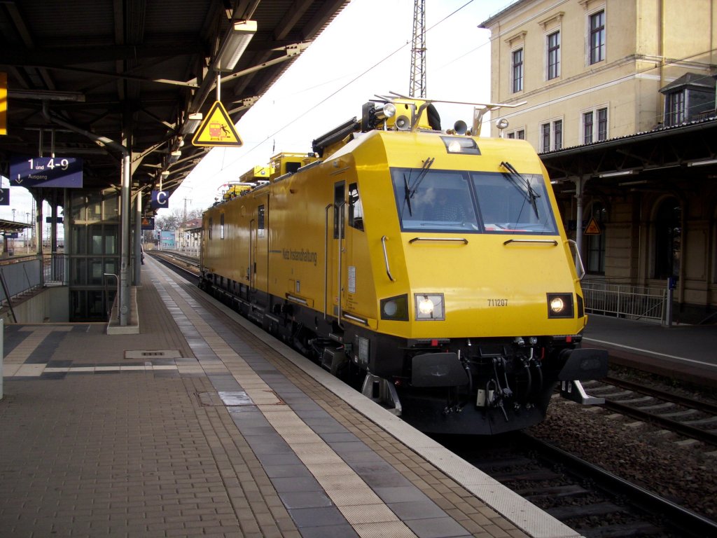TVT 711 207 auf Rckfahrt im Bf. Riesa  nach Leipzig am 14.01.2012