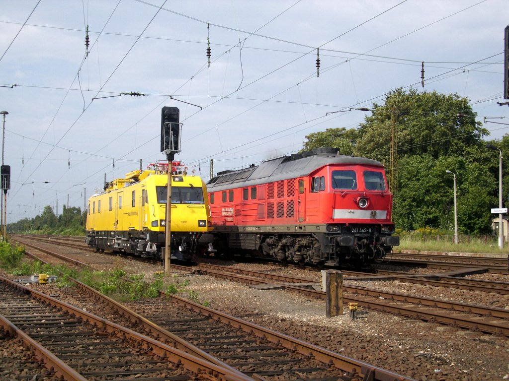 TVT 711 207 und BR 241 449-8 in Wiederitzsch am 23.08.2011. Die Diesellok hat gewonnen, sie durfte zuerst fahren.