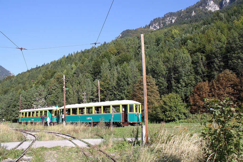 TW 1 (Bo'Bo', Grazer Waggonfabrik, Baujahr 1926, Fabr.Nr. 32.685) mit BW 21 (ex WLB Nr.270, Ringhoffer Prag, Baujahr 1909, umgespurt 2003) am 25.September 2011 in der Endstelle Hirschwang.