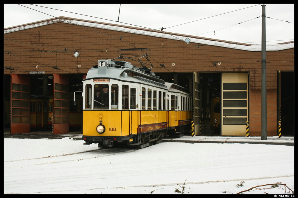 TW 100 und Beiwagen 298 rcken am 4. Advent des Jahres 2010 aus dem Btf. Tullastrae auf die Ringlinie aus.