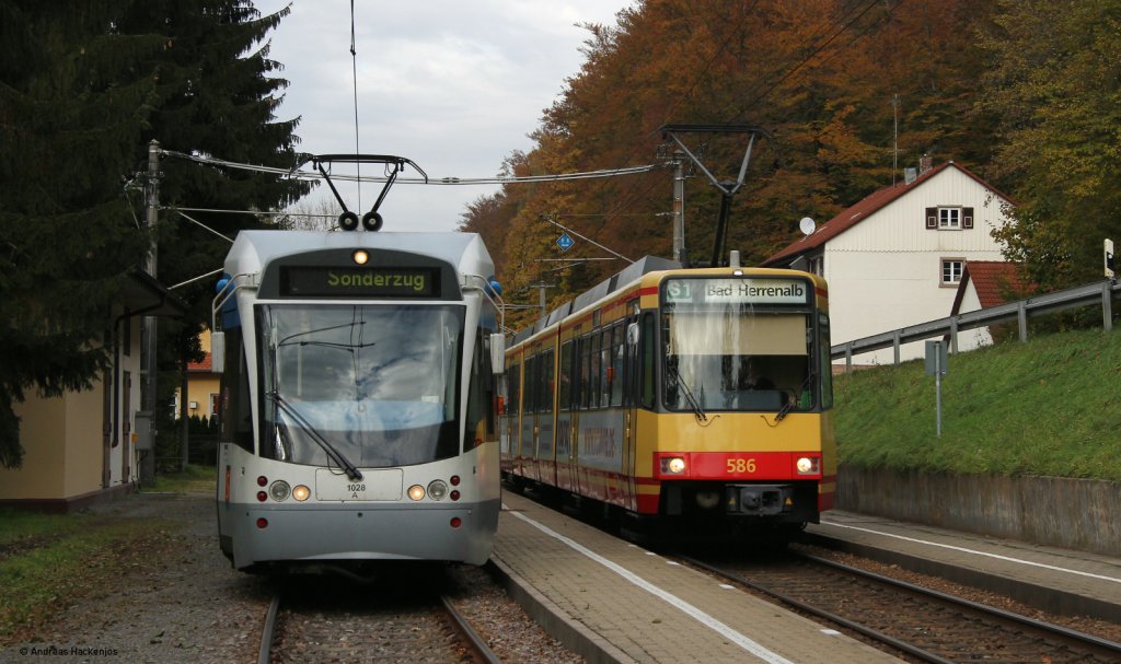 TW 1028 der Saarbahn und TW 586 als S1 nach Bad Herrenalb in Fischweier 29.10.11