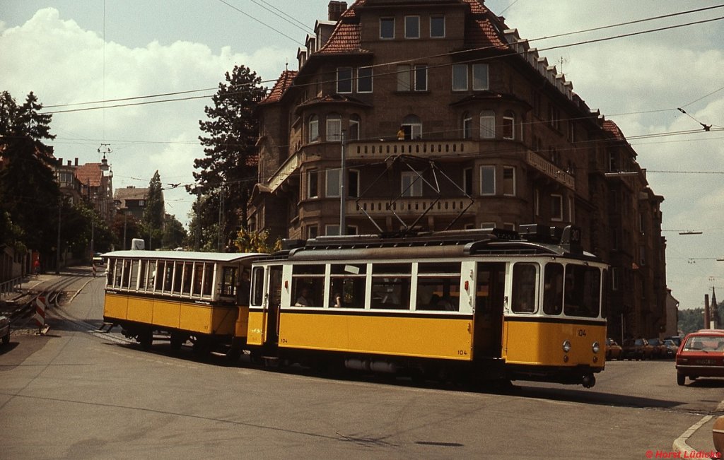 Tw 104 und Vorstellwagen 117 haben gleich die Endhaltestelle Marienplatz erreicht (Mai 1978)