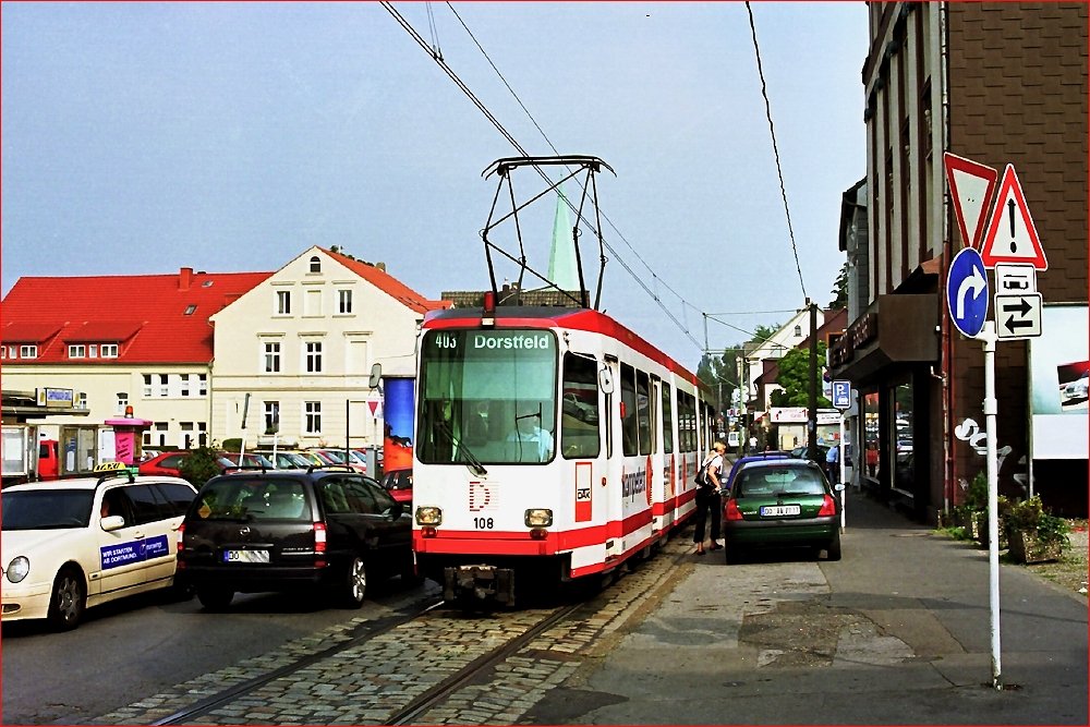 Tw 108 kmpft sich durch den Verkehr in DO-Asseln (29. August 2002). Inzwischen ist die Ortsdurchfahrt Asseln zweigleisig ausgebaut ...
