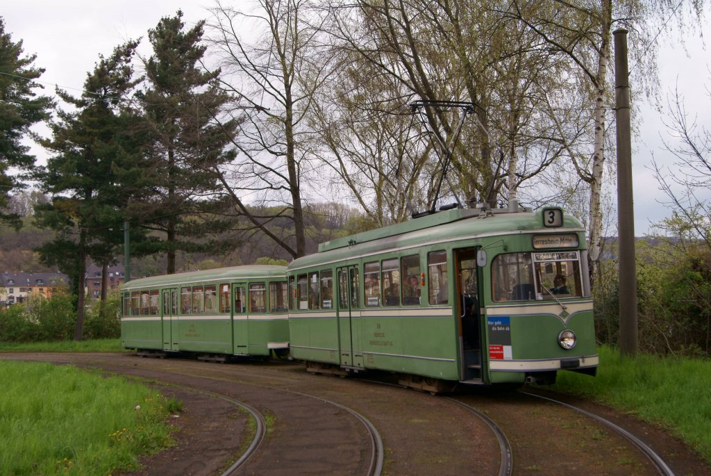 Tw 114 fhrt gerade aus der Wendeschleife am Dsseldorf-Gerresheimer S-Bahnhof raus. (22.04.12)