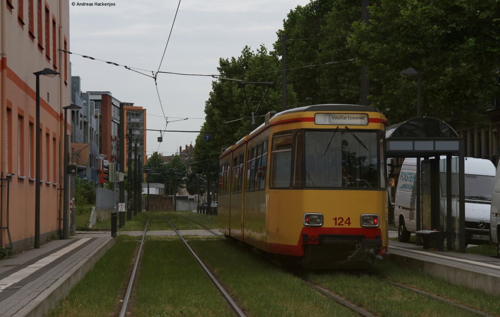 TW 124 als 8 nach Wolfartsweier in Ka-Durlach Killisfelstrae 8.6.11 fotografiert aus einer anderen Straenbahn BIld 4600