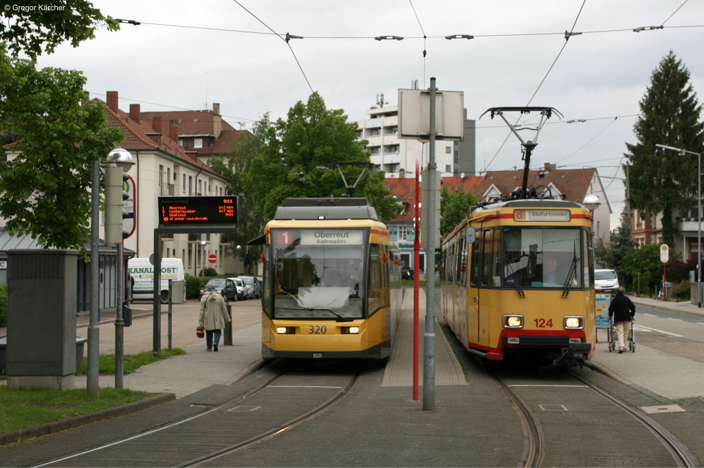 TW 124  Badewanne  neben TW 320 an der Endstation Durlach Turmberg. Aufgenommen am 14.05.2013.
