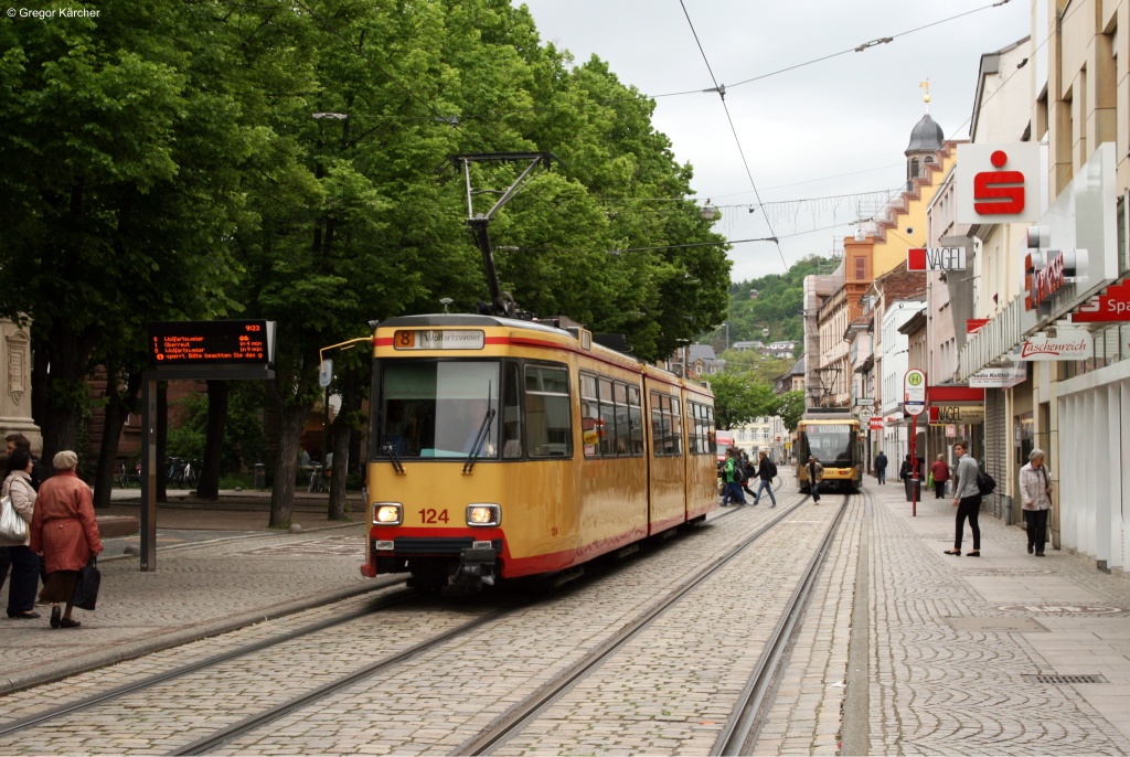 TW 124  Badewanne  unterwegs auf der Linie 8 Durlach-Wolfartsweier an der Haltestelle Friedrichschule. Aufgenommen am 14.05.2013.