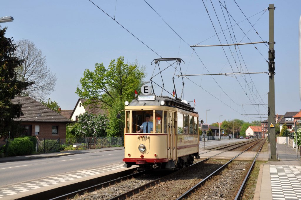 Tw 129 als  MaibaumExpress  bei Heisede (01.05.2012)
