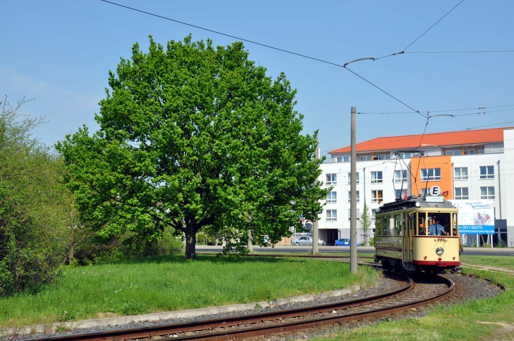 Tw 129 als  MaibaumExpress  beim wenden in Laatzen (01.05.2012)
