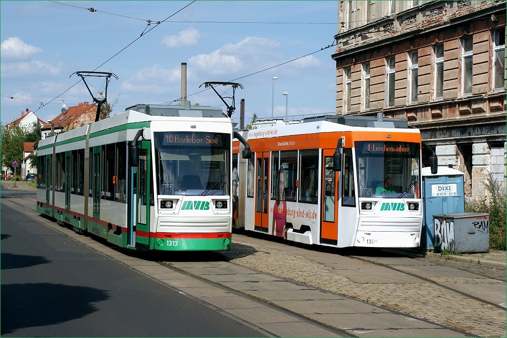 Tw 1313 und 1305 an der Endstelle auf dem Kroatenweg in Sudenburg (23. August 2009)
