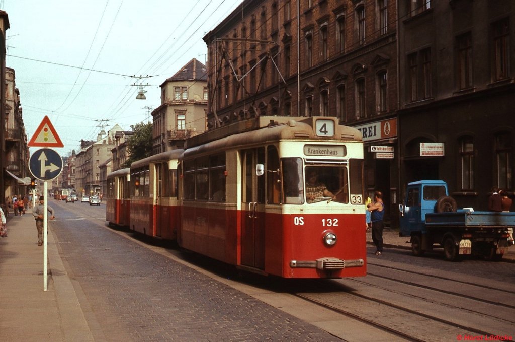 Tw 132 der Zwickauer Straenbahn im August 1977 als Linie 4 in Richtung Krankenhaus