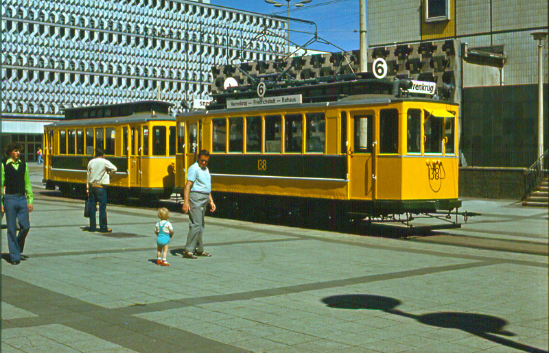 Tw 138
Ausstellung auf dem Alten Markt (1977)
Auf diesem damals noch nicht rekonstruierten Fahrzeug wurde ich 1966 als Aushilfsfahrer ausgebildet .
