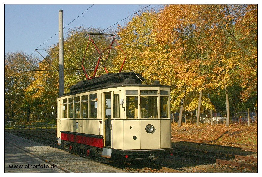 Tw 16 der Strausberger Eisenbahn an der Endhaltestelle S-Bahnhof, aufgenommen am 30.10.2005. Das Bild ist gleich in mehrfacher Hinsicht historisch - der Tw 16 ist heute nicht mehr betriebsf�hig, die sch�nen Herbstb�ume sind der S�ge zum Opfer gefallen und dort, wo sich auf dem Bild die G�tergleise befinden, ist heute ein Parkplatz.