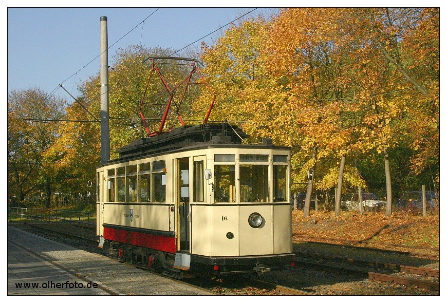 Tw 16 der Strausberger Eisenbahn an der Endhaltestelle S-Bahnhof, aufgenommen am 30.10.2005. Das Bild ist gleich in mehrfacher Hinsicht historisch - der Tw 16 ist heute nicht mehr betriebsfhig, die schnen Herbstbume sind der Sge zum Opfer gefallen und dort, wo sich auf dem Bild die Gtergleise befinden, ist heute ein Parkplatz.