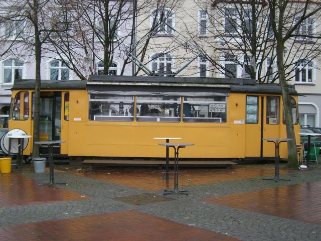 TW 162 Brandenburg, gebaut 1968 durch CRD Praha/ LEW Henningsdorf,
steht heute als Bistro am Siegfriedplatz in Bielefeld. Nheres unter: www.supertram.de