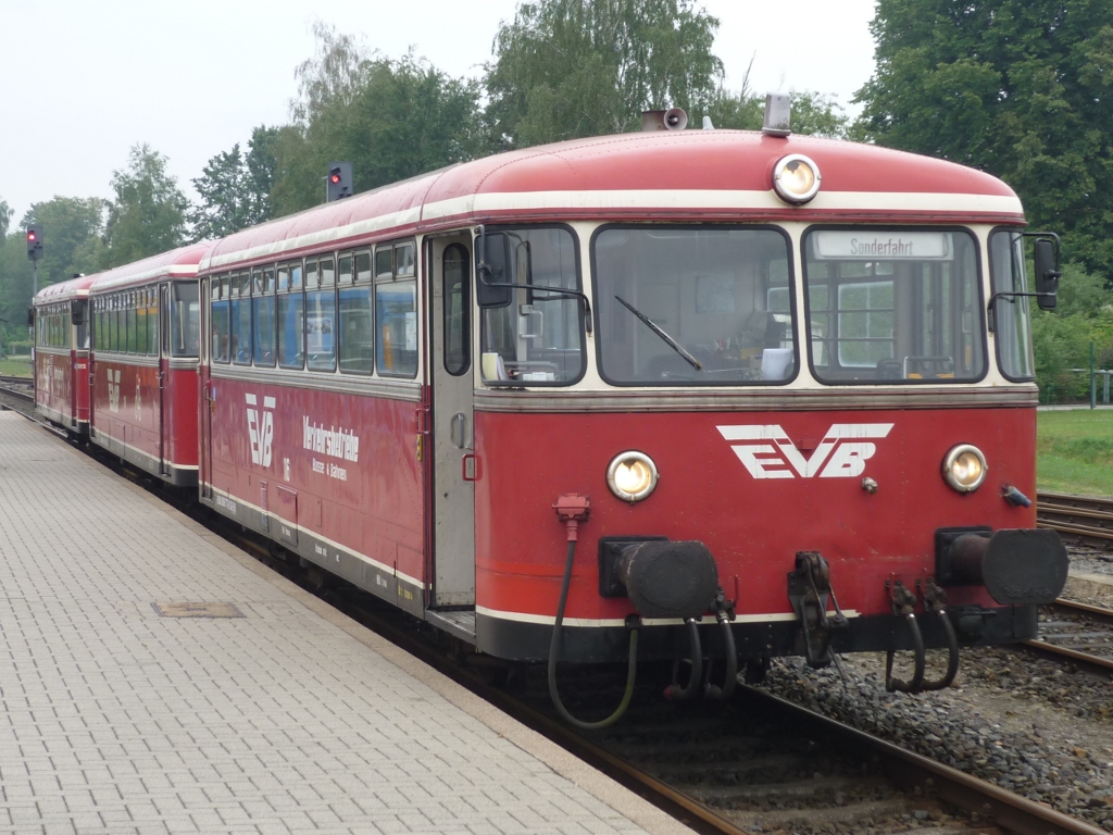 TW 168 der EVB steht mit Bei- und Steuerwagen als Moorexpress im Bahnhof Bremerv�rde. Der Moorexpress verkehrt am Wochenende zwischen den Hansest�dten Stade und Bremen. Die knapp dreist�ndige Fahrt ist ein besonderes Erlebnis. Bremerv�rde, 2010-08-08.