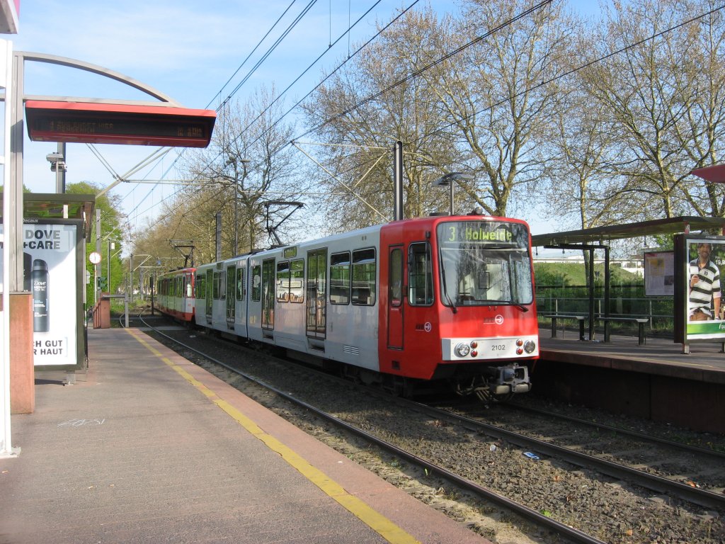 TW 20?? (vorne) und TW 2102 (hinten) als Linie 3 Richtung Holweide beim Verlassen der Haltestelle  Bocklemnd  am 24. April 2010