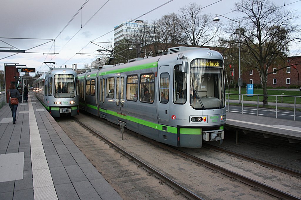 TW 2000 treffen, an der Haltestelle Clausewitzstrae in Hannover am 12.04.2011.