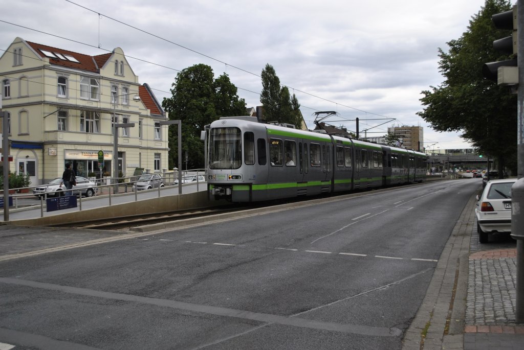 TW 2000 Veband, an der Haltestelle  Dhrener Turm  in Hannover, am 13.06.2011.