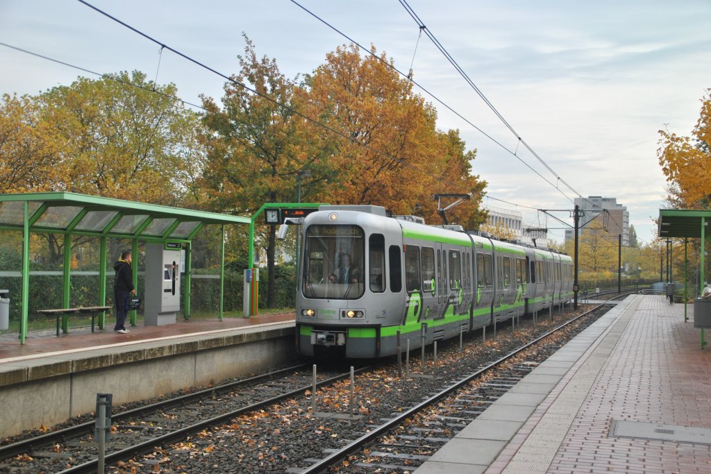TW 2000 Verband, fhrt im die Haltestelle  Medizinische Hochschule Hannover , am 31.10.10 ein.
