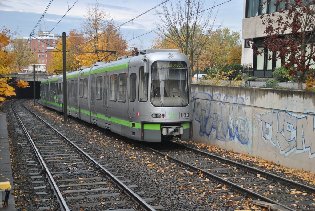 TW 2000 Verband, fhrt in den Tunnel an der Haltestelle Medinizische Hochschule Hannover, am 31.10.10.
