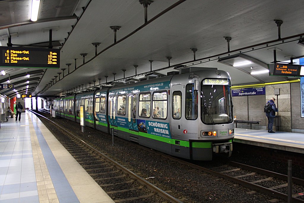 TW 2000 Verband in der U-Bahn Station Kopernikusstrae am 12.04.2011.