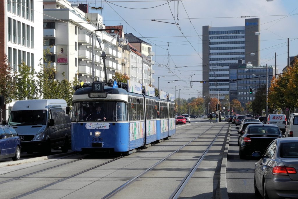 Tw 2005 am 22.10.11 in der Einsteinstrae zur Feier `Mnchen mags mobil-150 Jahre Bus, 135 Jahre Tram und 40 Jahre U-Bahn´