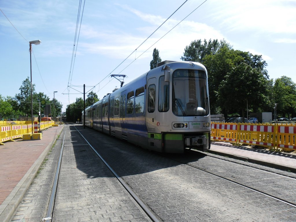 TW 2022 an der Haltestelle Misburgstrae (Zoomaufnahme), Ich bin befinde mich an berweg. Foto vom 27.06.2011.