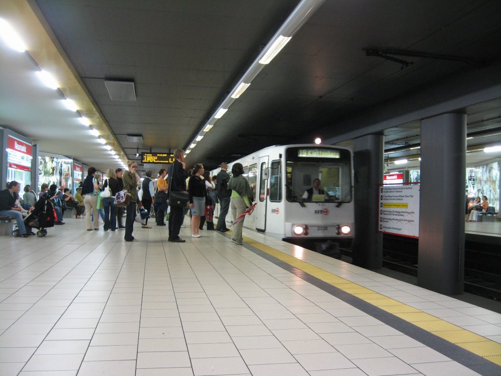 TW 2028 mit einem weiteren unbekannten Stadtbahn B-Wagen am 22. Juni 2007 als Linie 19 Richtung Klettenberg bei der Einfahrt in die U-Bahn-Station Neumarkt. 