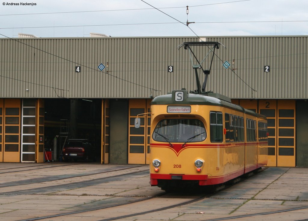 Tw 208 vor den Hallen des Betriebshofs West 14.9.10. Das Bild entstand legal durch den Zaun, das ging mit dem Objektiv gerade so.