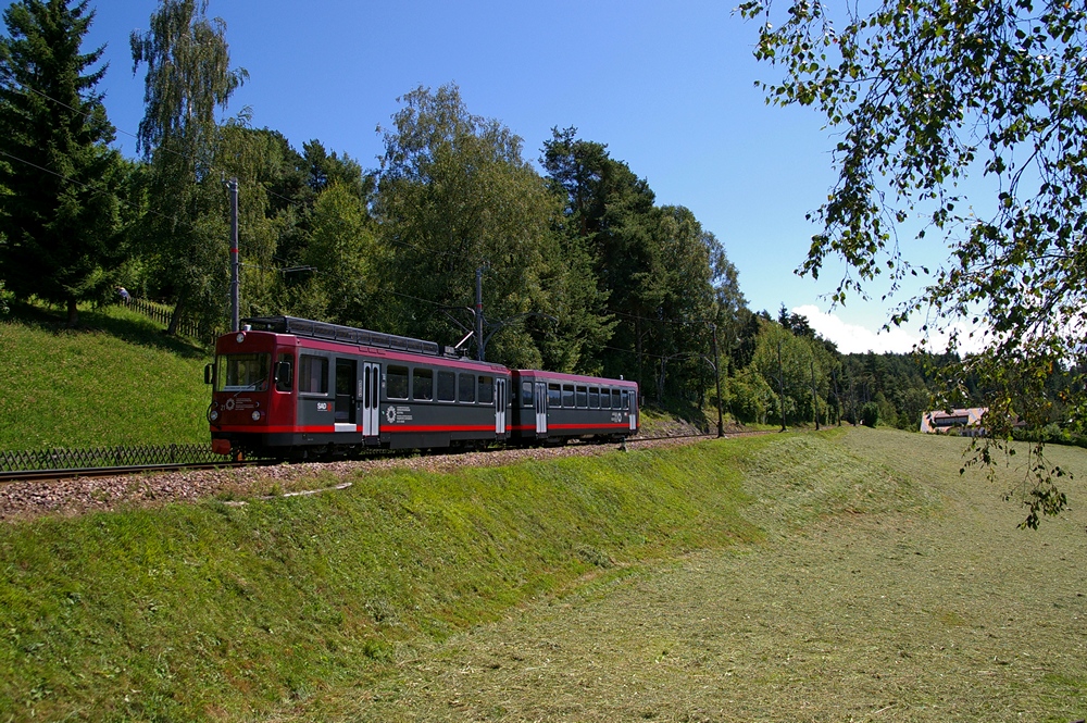 TW 21, ex BDe 4/8 21 der Trogener Bahn, ist am 3. August 2012 bei Rinner unterwegs nach Oberbozen.