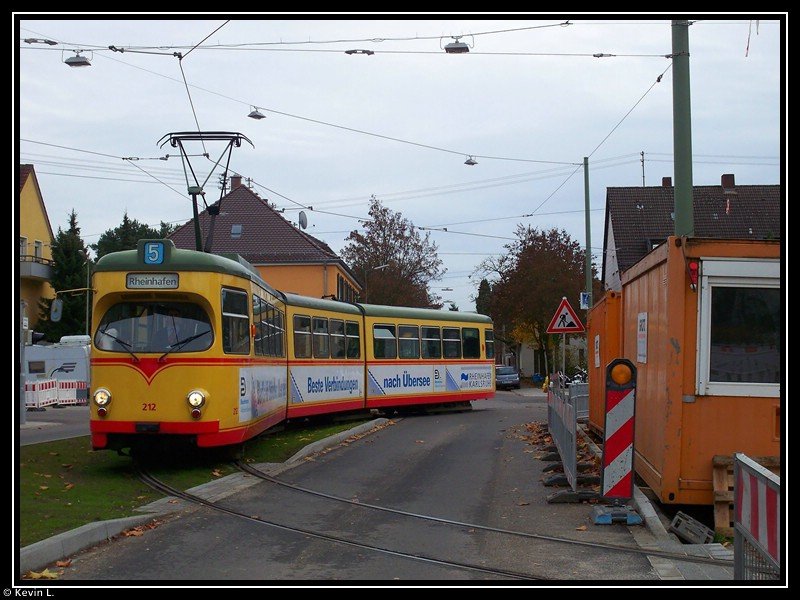 Tw 212 befhrt die umgebaute Wendeschleife in Rintheim. Aufgenommen am 15.11.2009