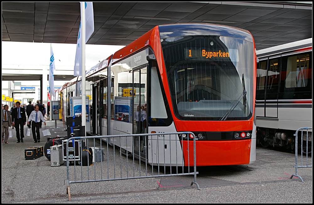 Tw 212 ist eine f�nfteilige Tram von Stadler des Typs Variobahn f�r Bergen, Norwegen (INNOTRANS 2010, gesehen Berlin 21.09.2010)