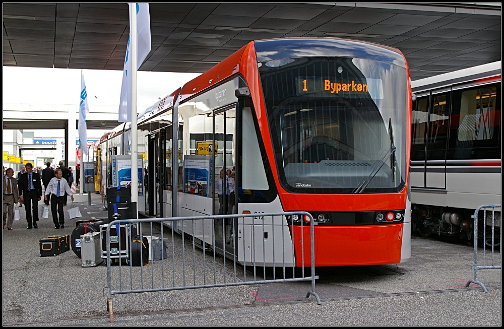 Tw 212 ist eine fnfteilige Tram von Stadler des Typs Variobahn fr Bergen, Norwegen (INNOTRANS 2010, gesehen Berlin 21.09.2010)