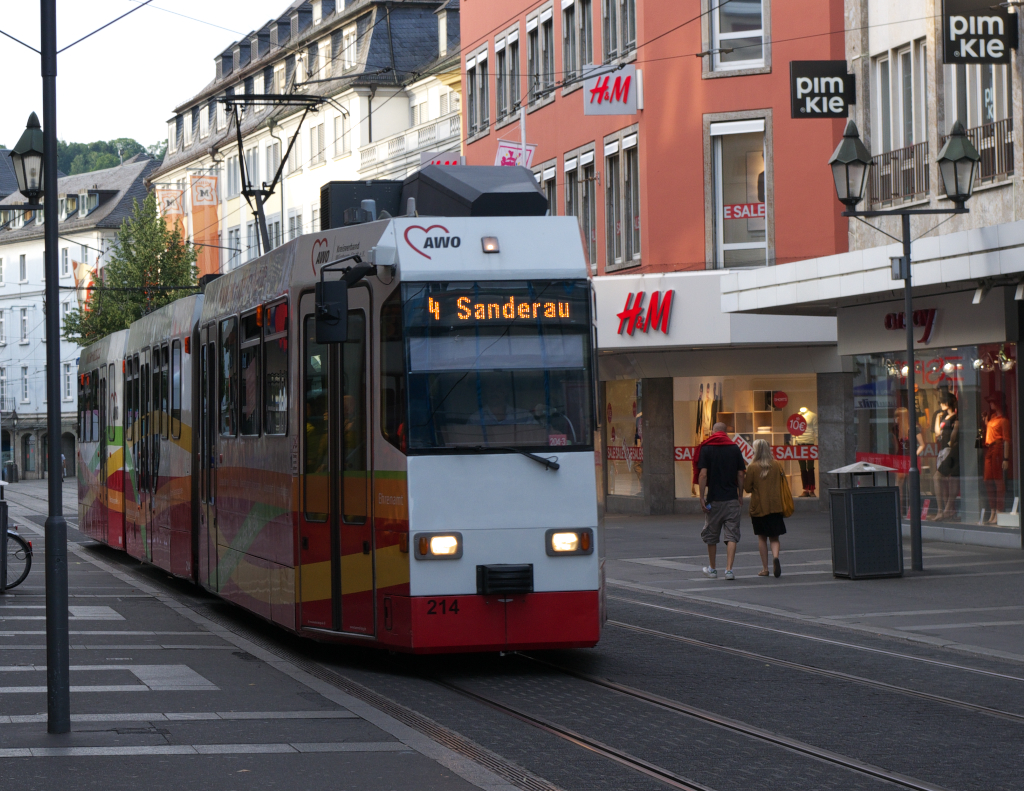 Tw 214 ist auf der Linie 4 Strecke Sanderau - (Hauptbahnhof) - Zellerau in der Innenstadt unterwegs. Es handelt sich um ein Fahrzeug aus dem Hause Linke Hofmann Busch vom Typ GT-E / 8xNfMGlTwER Baujahr 1989. Wrzburg 29.07.2012