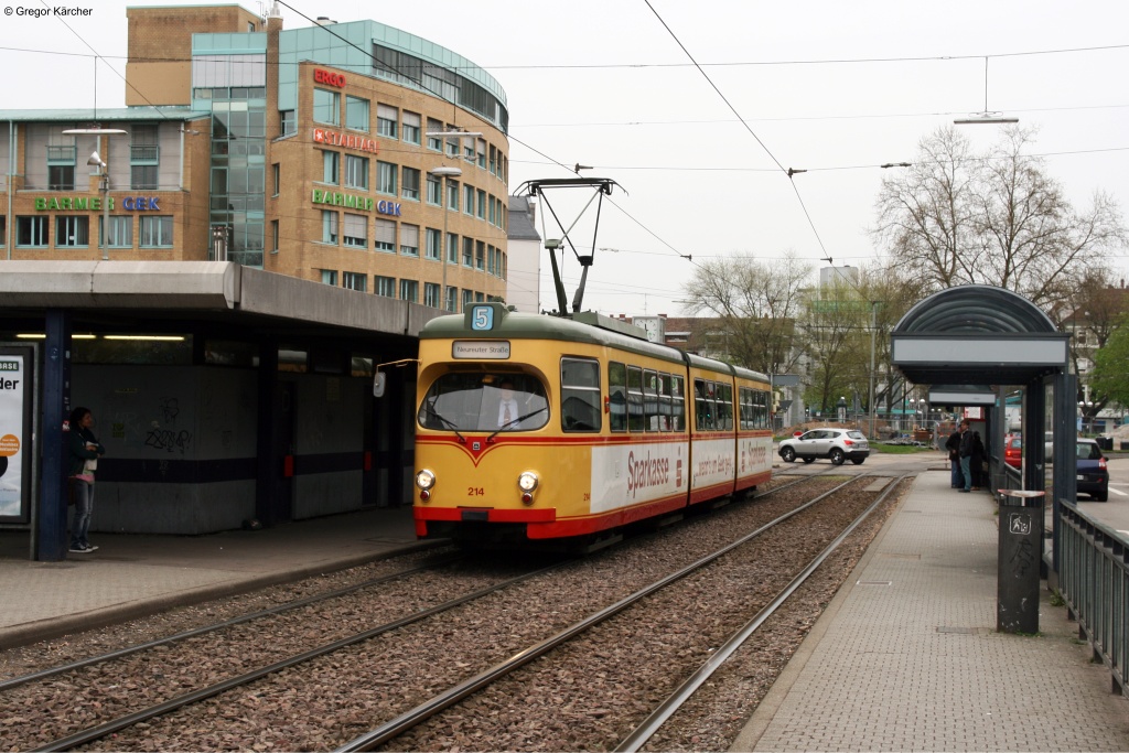 TW 214 auf Sonderfahrt durch Karlsruhe. Das Bild entstand an der alten Haltestelle Mhlburger Tor, die bereits Geschichte ist. Sie muss dem Bau der Kombilsung weichen. Aufgenommen am 21.04.2013.