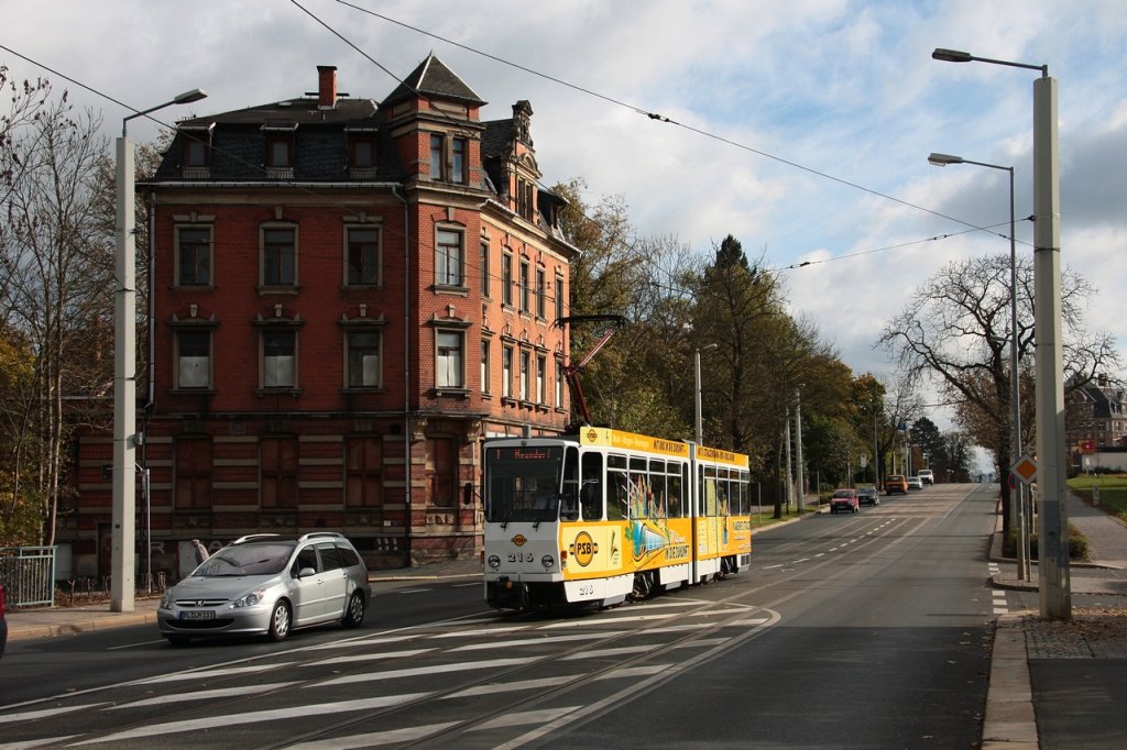 Tw 216 (ČKD Praha Smichov, Bauj. 1983) am 21.10.2010 auf der Neundorfer Str., zwischen den Haltestellen Seehaus und Westbahnhof. (Linie 1 Plamag - Neundorf)