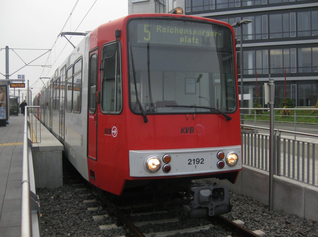 Tw 2192 am 31.10.2011 als 5 vom Butzweilerhof nach Reichenberger Platz. Dieses Duo steht z. Zt. an der Endhaltestelle Am Butzweilerhof.