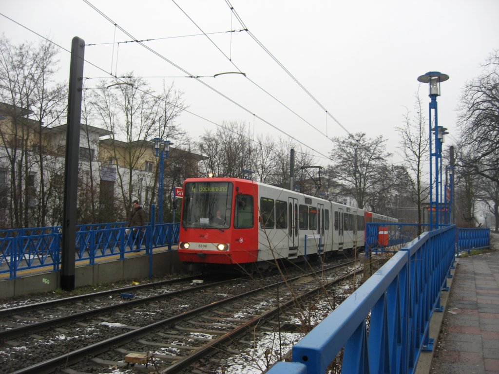 TW 2204 stand am 18. Februar 2009, mit einem weiteren unbekannten Fahrzeug, als Linie 4 nach Bocklemnd in der Haltestelle  Im Weidenbruch .