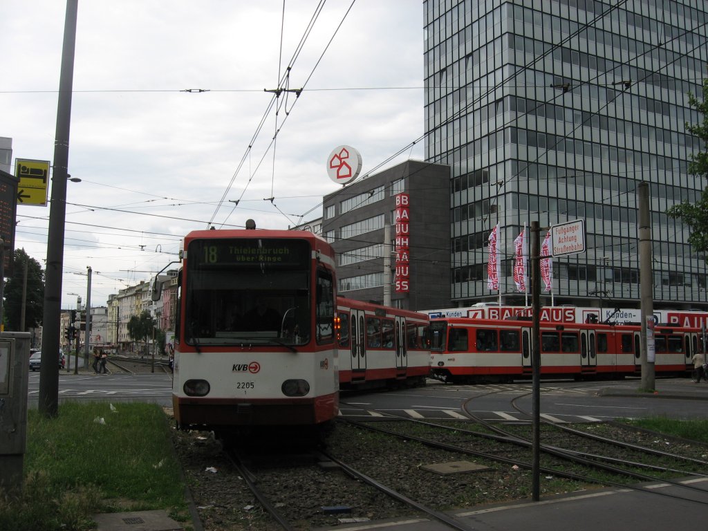 TW 2205 und ein unbekanntes Fahrzeug aus der Serie 2300 biegen am 30 Juni 2007 als Linie 18 mit Ziel Thielenbruch von der Luxemburger Strae kommend auf die Ringstrecke, ber die sie whren der Streckensperrung zwischen Dom / Hauptbahnhof und Breslauer Platz / Hauptbahnhof umgeleitet wurden. 