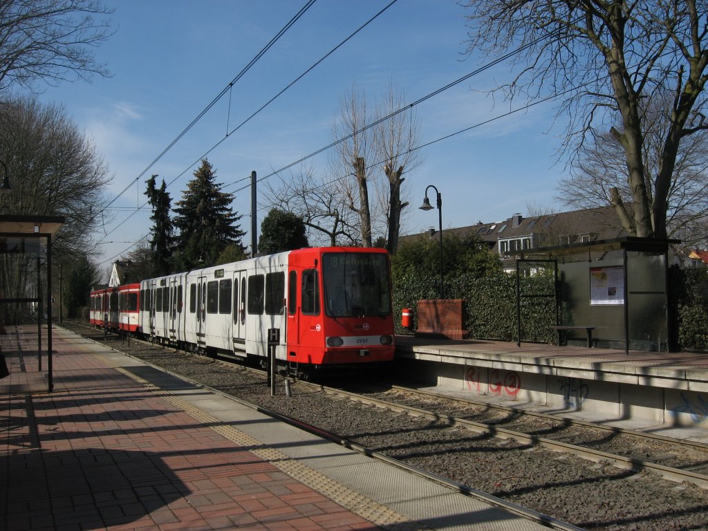 TW 2207 bei der Ausfahrt am 18. Mrz 2010 mit einem weiteren unbekannten Wagen an der Haltestelle  Maria-Himmelfahrt-Strae . Der Zug war als Linie 18 mit Ziel Klettenberg unterwegs.