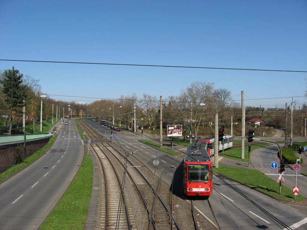 TW 2214 hat am 06. April 2010 mit einem weiteren unbekannten Wagen vom selben Typ, als Linie 3 Fahrtrichtung Holweide, die Haltestelle  Stegerwaldsiedlung  verlassen.