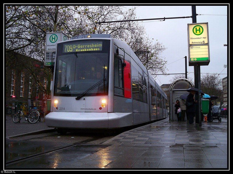 Tw 2214 der Rheinbahn beim D�sseldorfer Hauptbahnhof. Aufgenommen am 5.12.2009