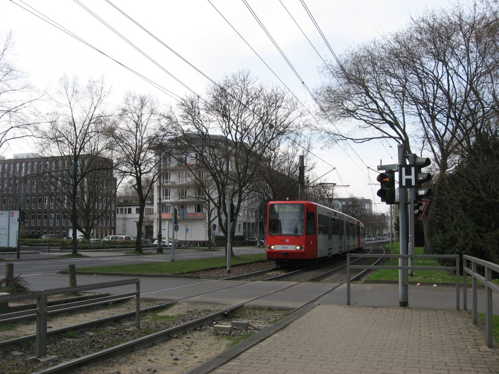 TW 2215 und ein 2. unbekannt gebliebener Wagen unterwegs als Linie 16 mit Fahrtziel  Bonn Bad Godesberg  bei der Einfahrt in die Haltestelle  Ulrepforte  am 24. Mrz 2010.
